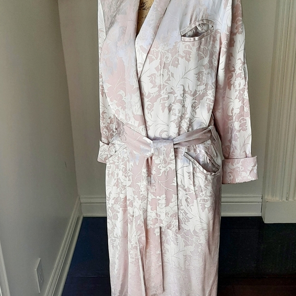 VICTORIA'S SECRET ROBE - Picture 2 of 14